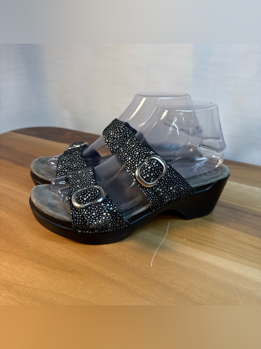 Dansko Sophie Women’s Sz EU 38 US 7.5-8 Black Pebble Dot Leather Slide Sandals